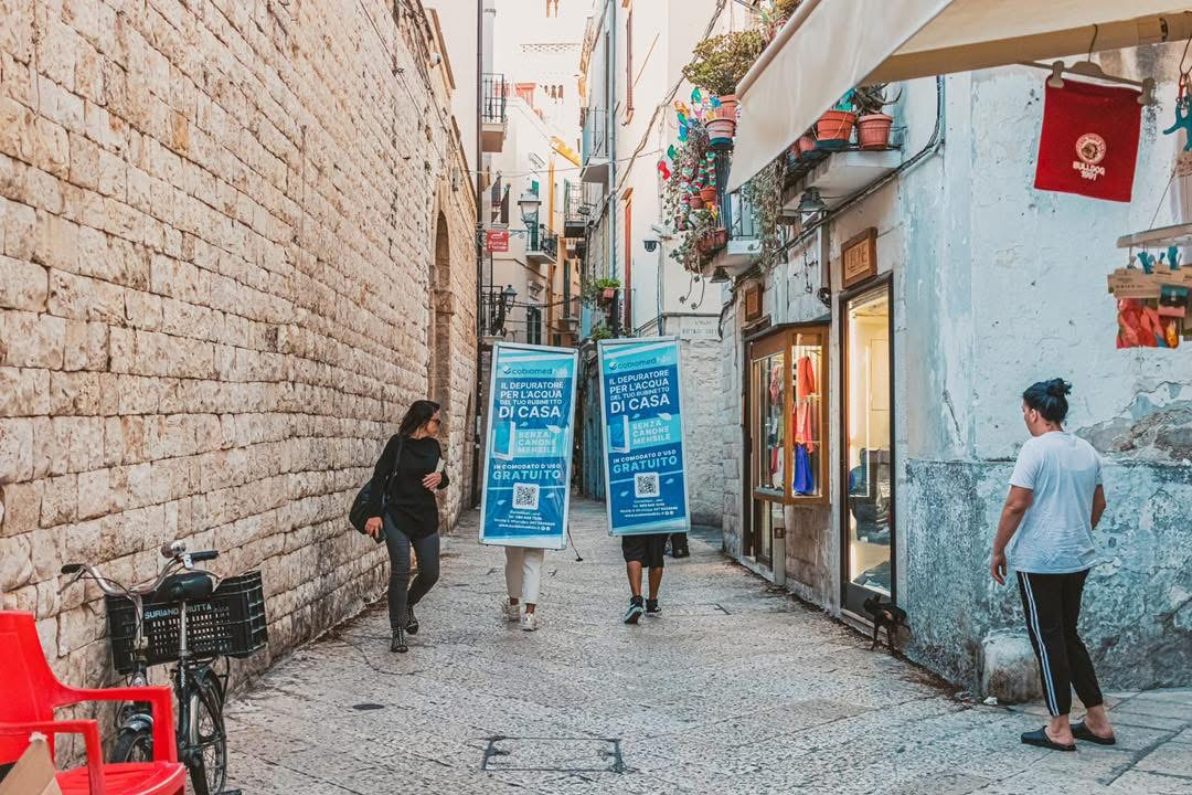 Looking Back: La pubblicità che cammina tra le persone